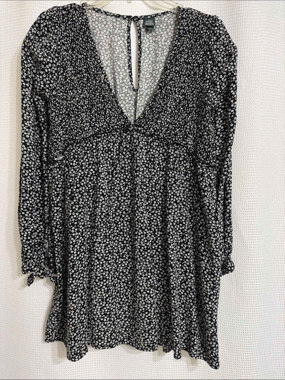 EUC wild Fable black & white long sleeve V-Neck top. Size L.